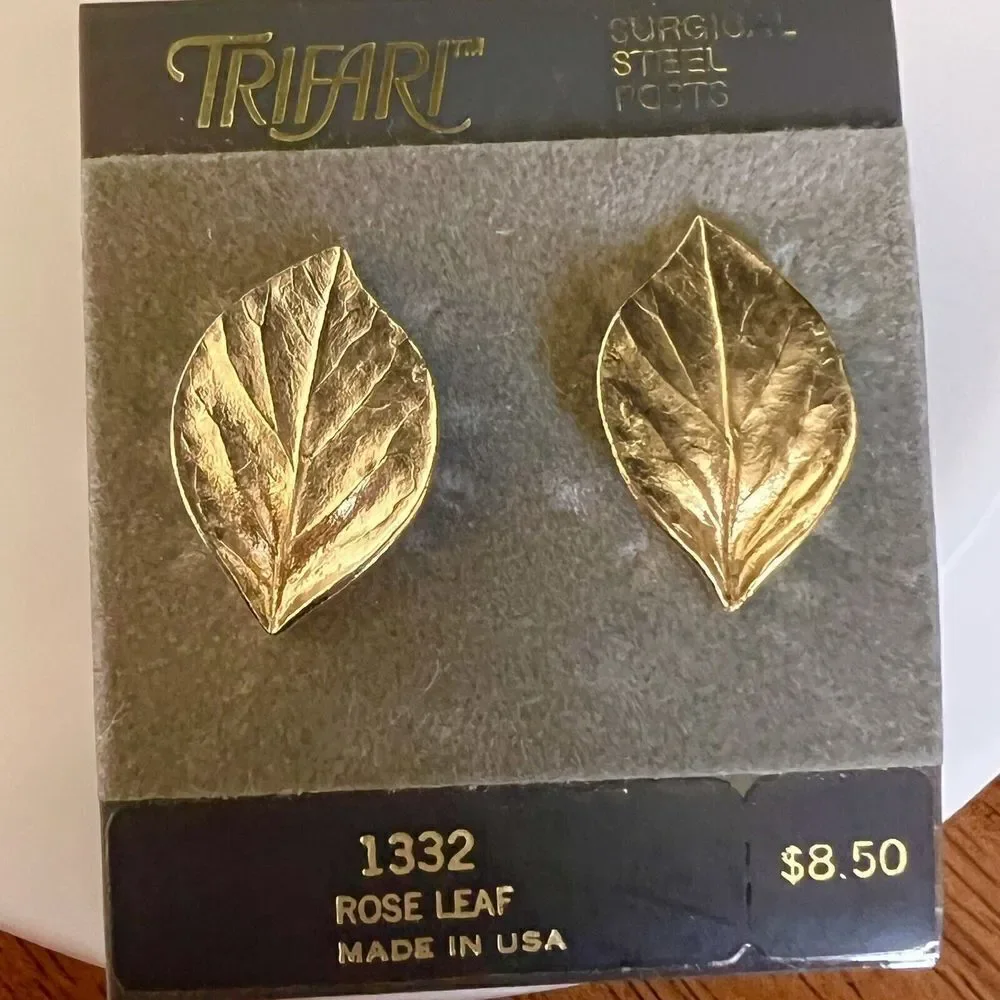 Vintage Trifari Rose Leaf Brushed Gold Tone Earrings Leaves Stud Pierced 4553