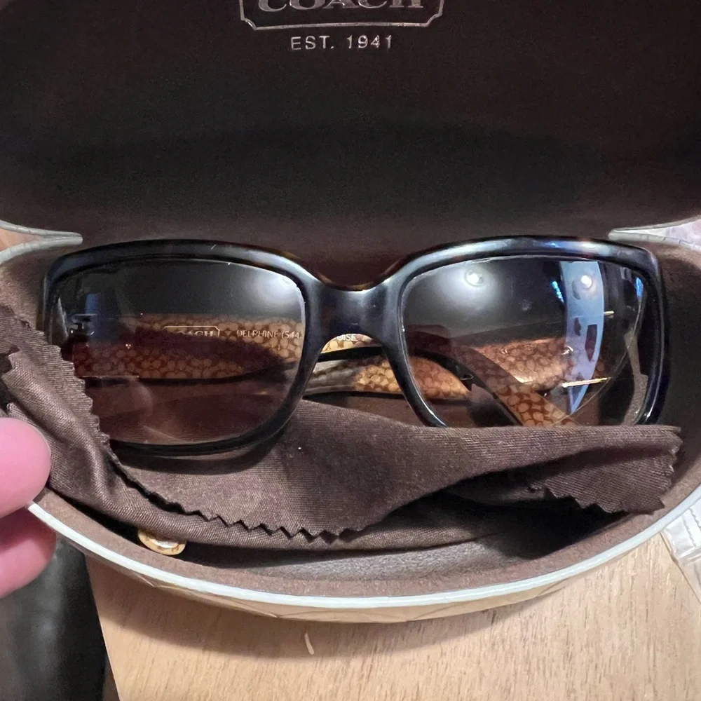 Coach sunglasses with white coach case and wipe cloth. No prescription
