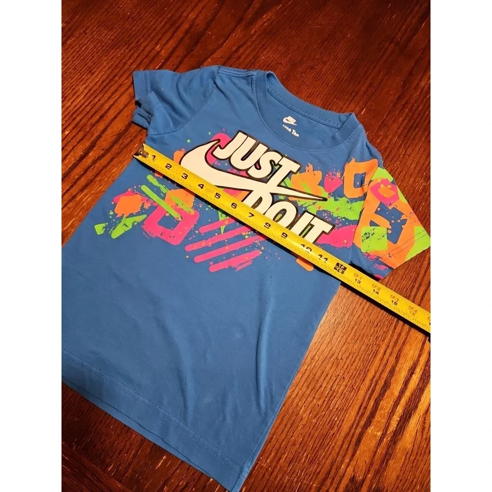 NIKE Just Do It Swoosh Blue Multicolor T-Shirt The Nike Tee Medium 5-6 YRS (A691