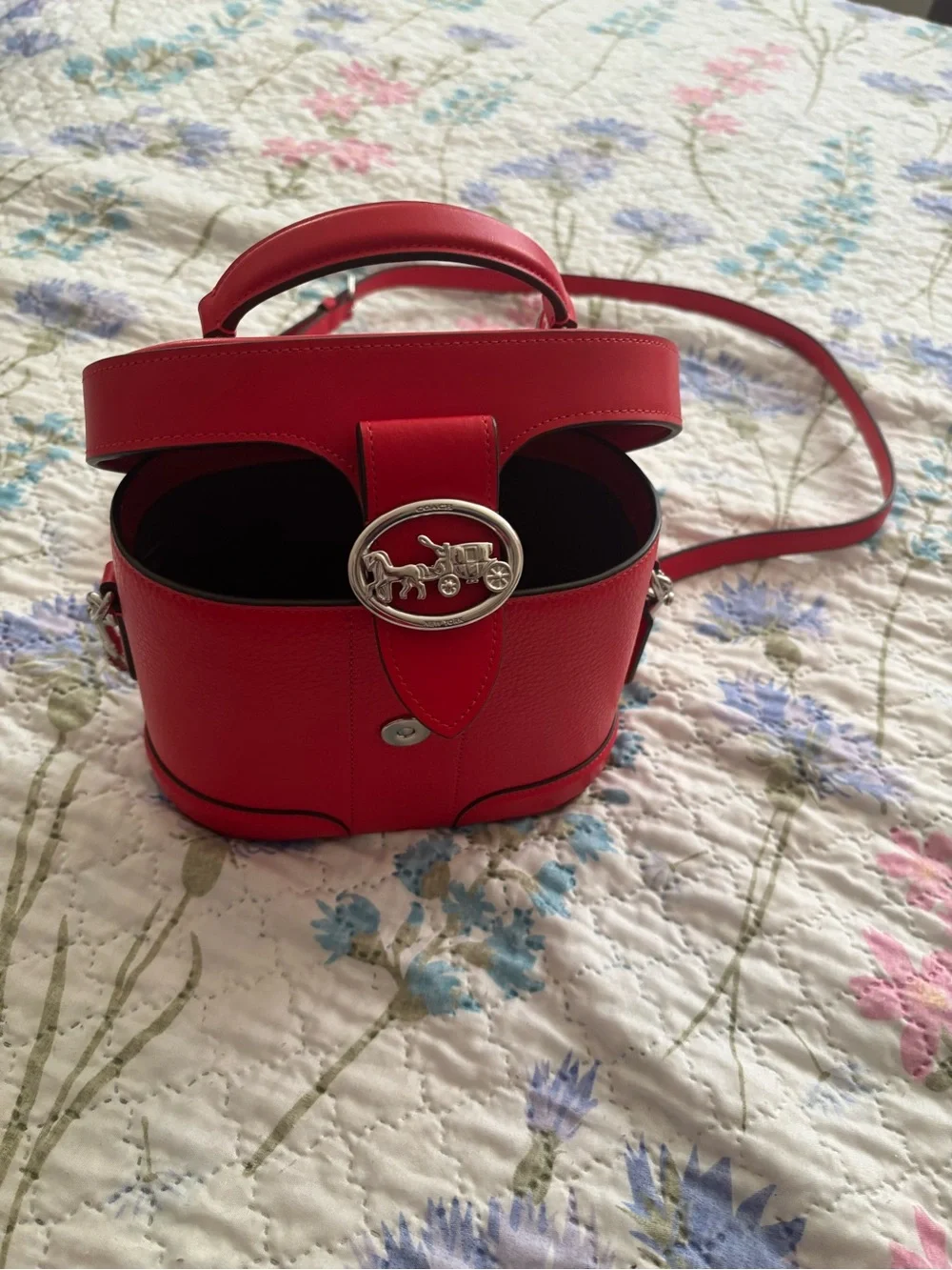 Coach compact red