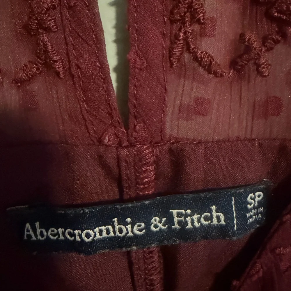 Abercrombie & Fitch chic maroon