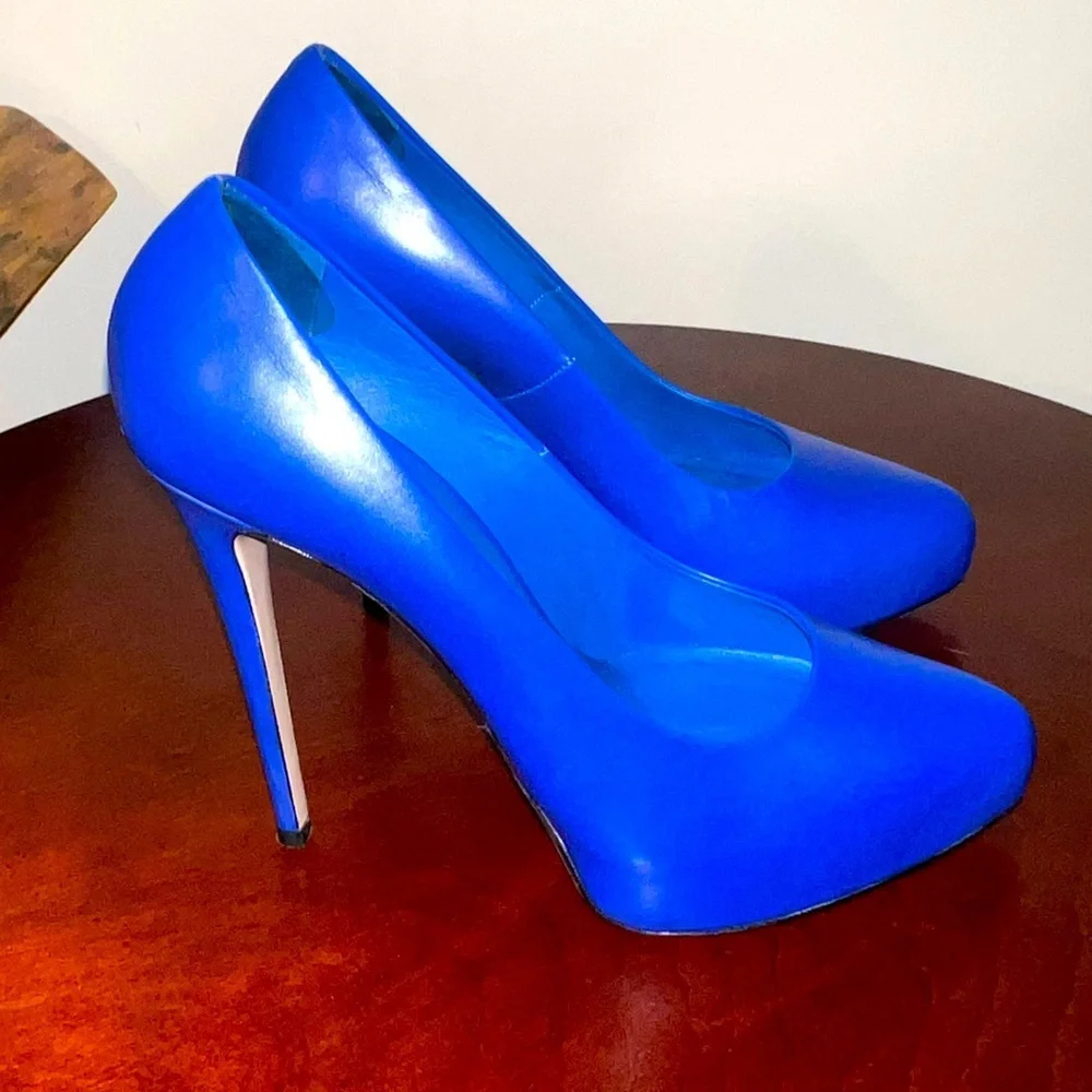 Le SILLA. Royal blue pump, soft leather. Size IT39/ US8, spike heel.