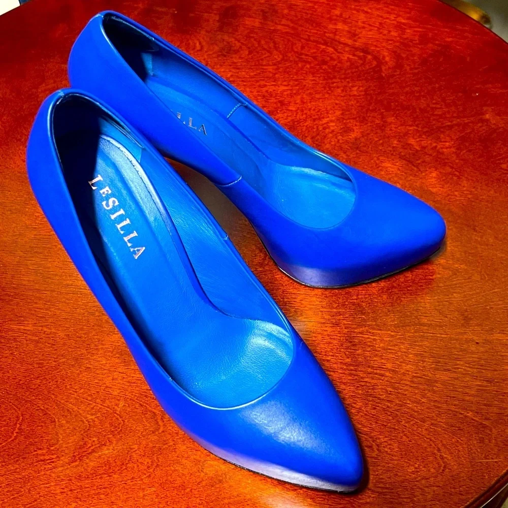 Le SILLA. Royal blue pump, soft leather. Size IT39/ US8, spike heel.