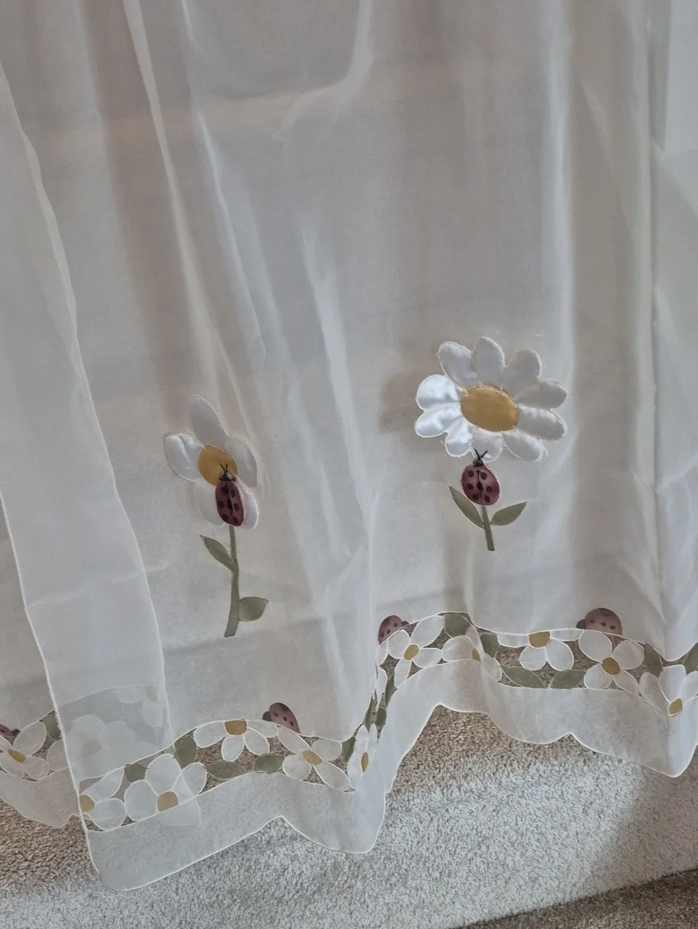 Two White Sheer Cafe Curtains with Embroidered 3D Daisies 30x25