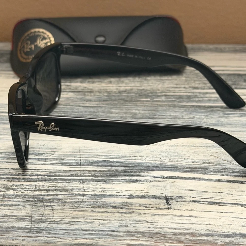 Ray-Ban sunglasses‎ and case