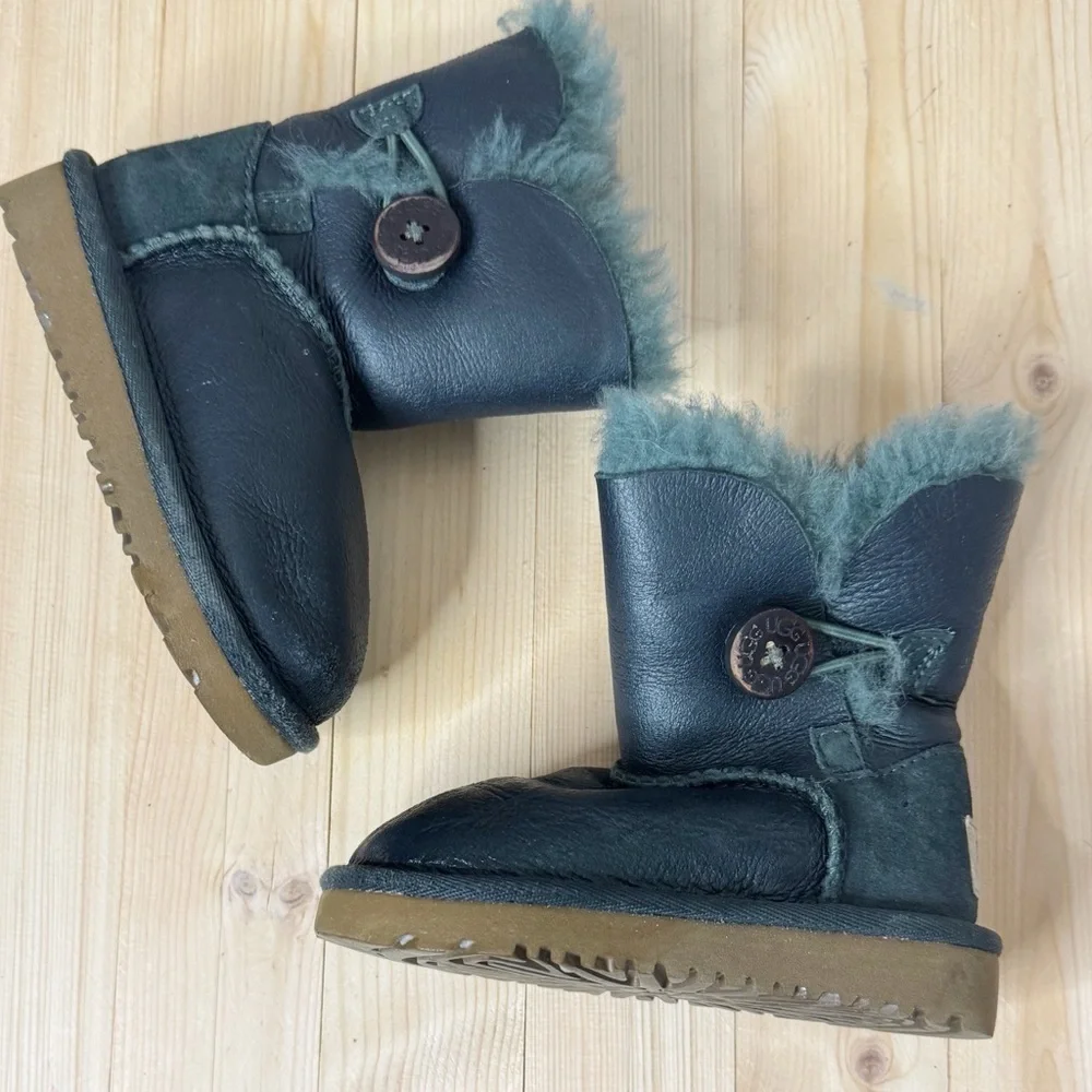 UGG bailey button