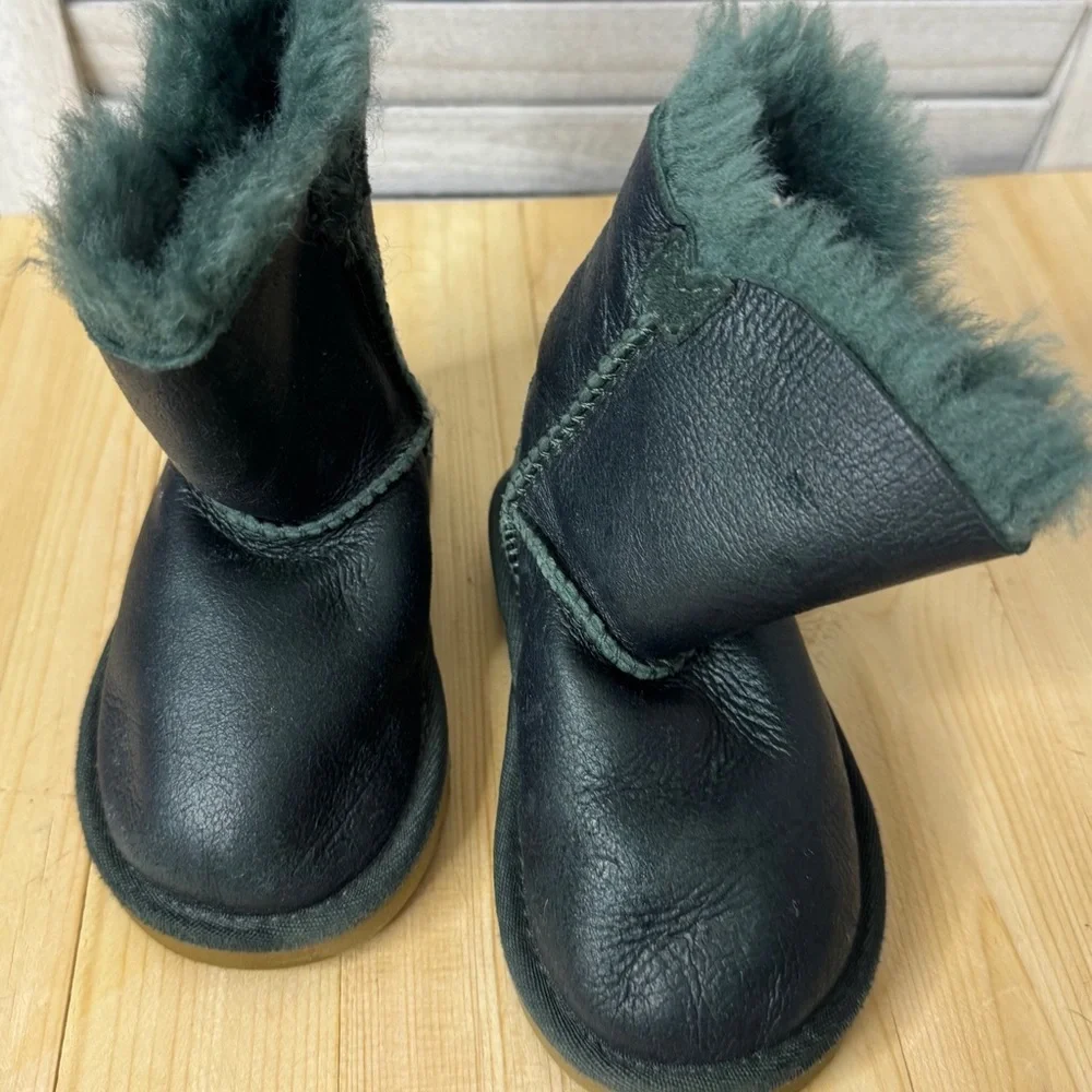 UGG bailey button
