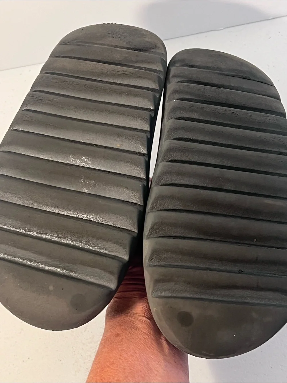 Yeezy authentic slide