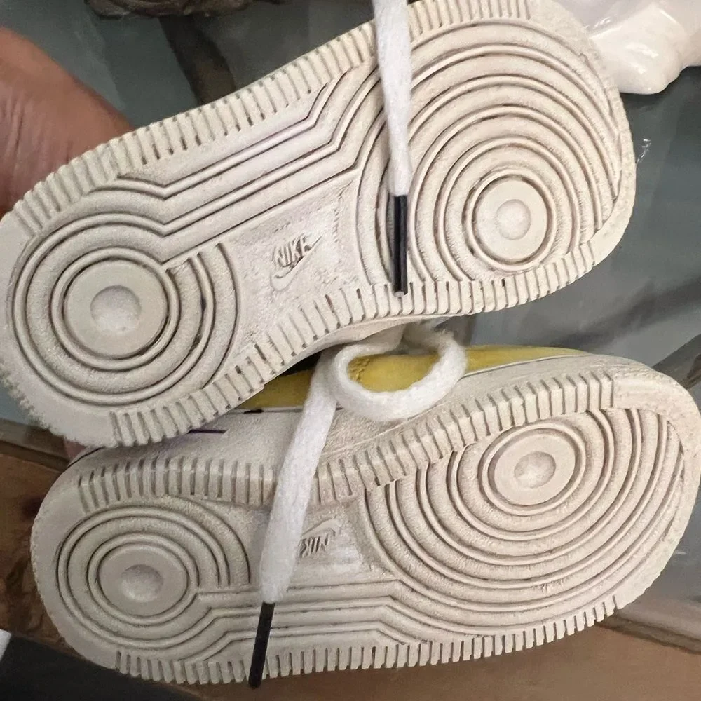 Nike Kids Yellow smiley face AF1 kids Sneakers. Size 6c