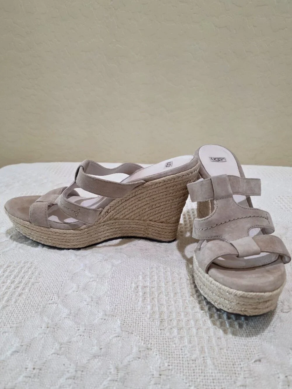 WOMAN’S UGG AUSTRALIA TAUPE TAWNIE WEDGE ESPADRILLE SANDALS - SIZE 10