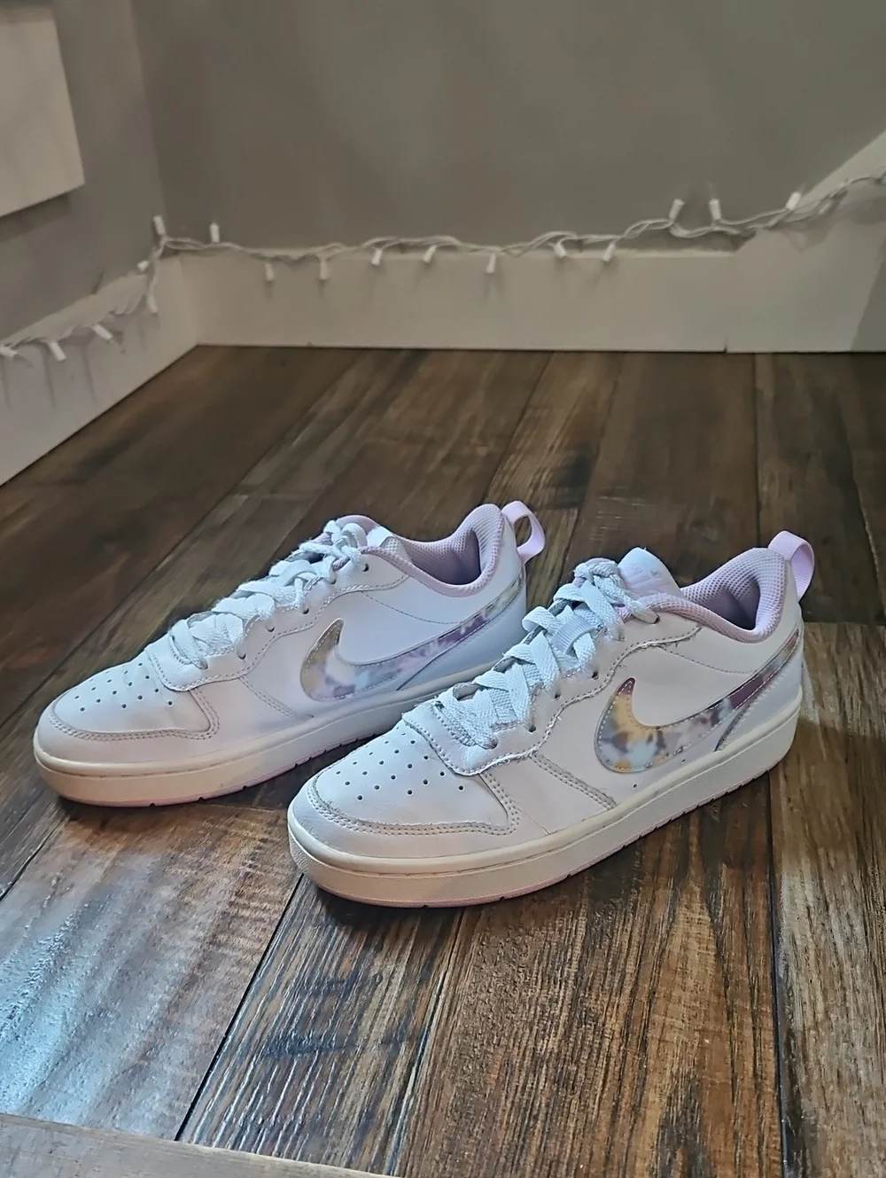 Nike white low