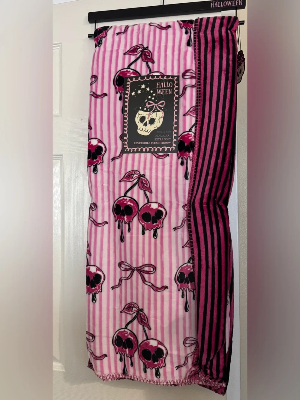 Cherry skull reversible throw 50x70  BNWT