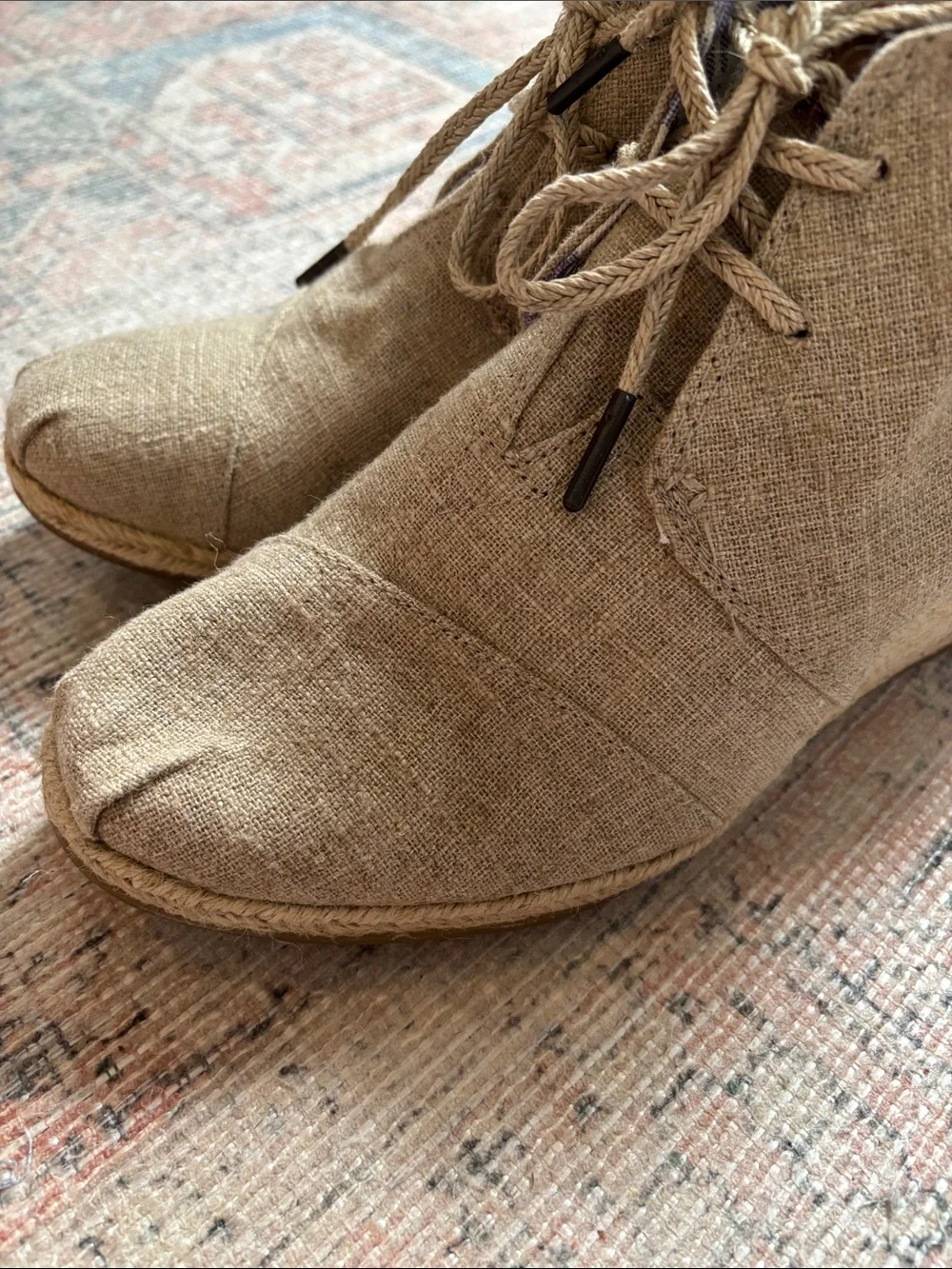 Toms lace up
