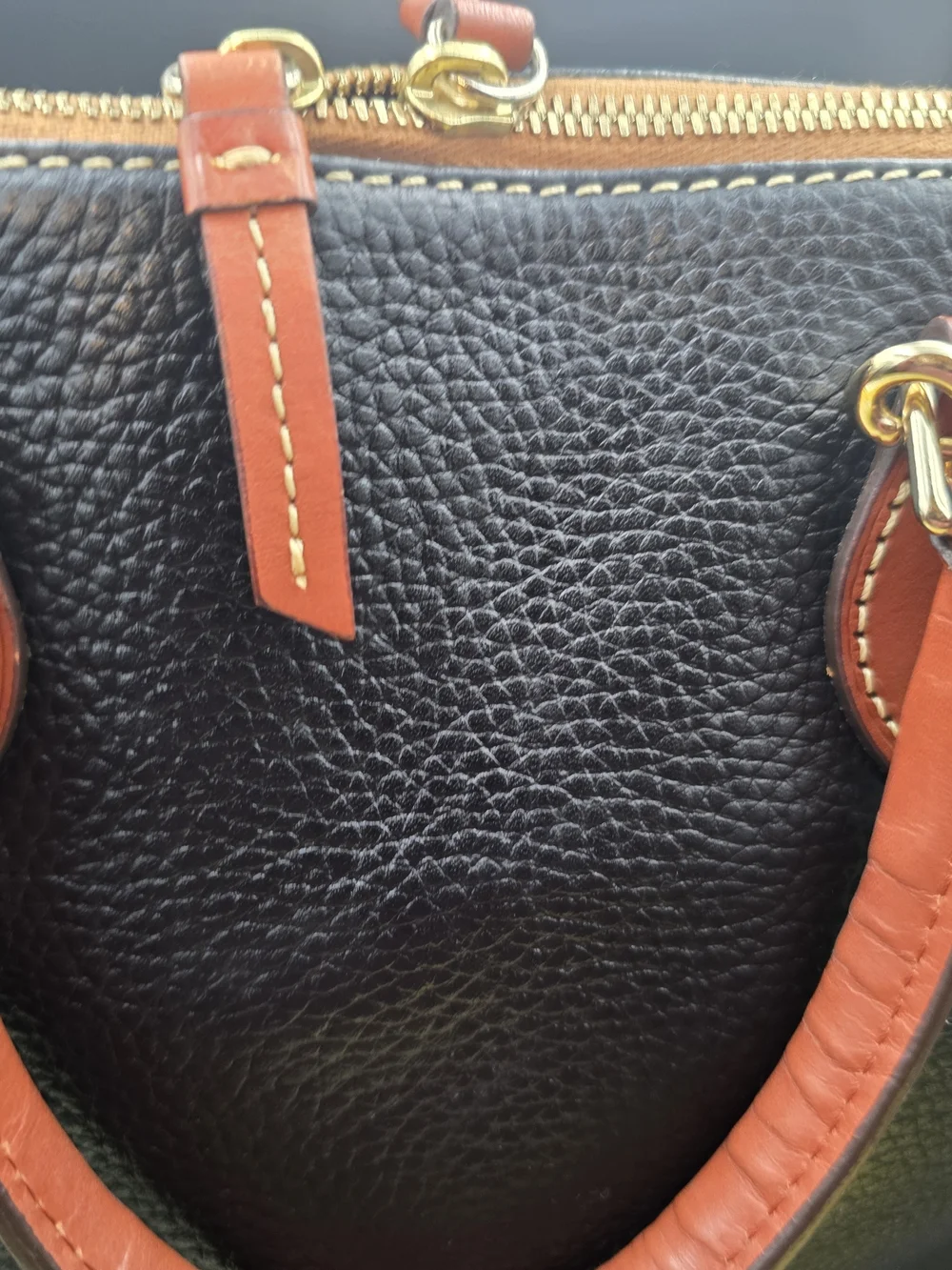 Dooney & Bourke contrasting essentials detachable