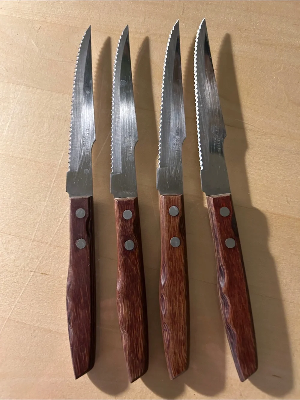 Set of 4 Serrated Steak Knives with Wood Handles - Brown