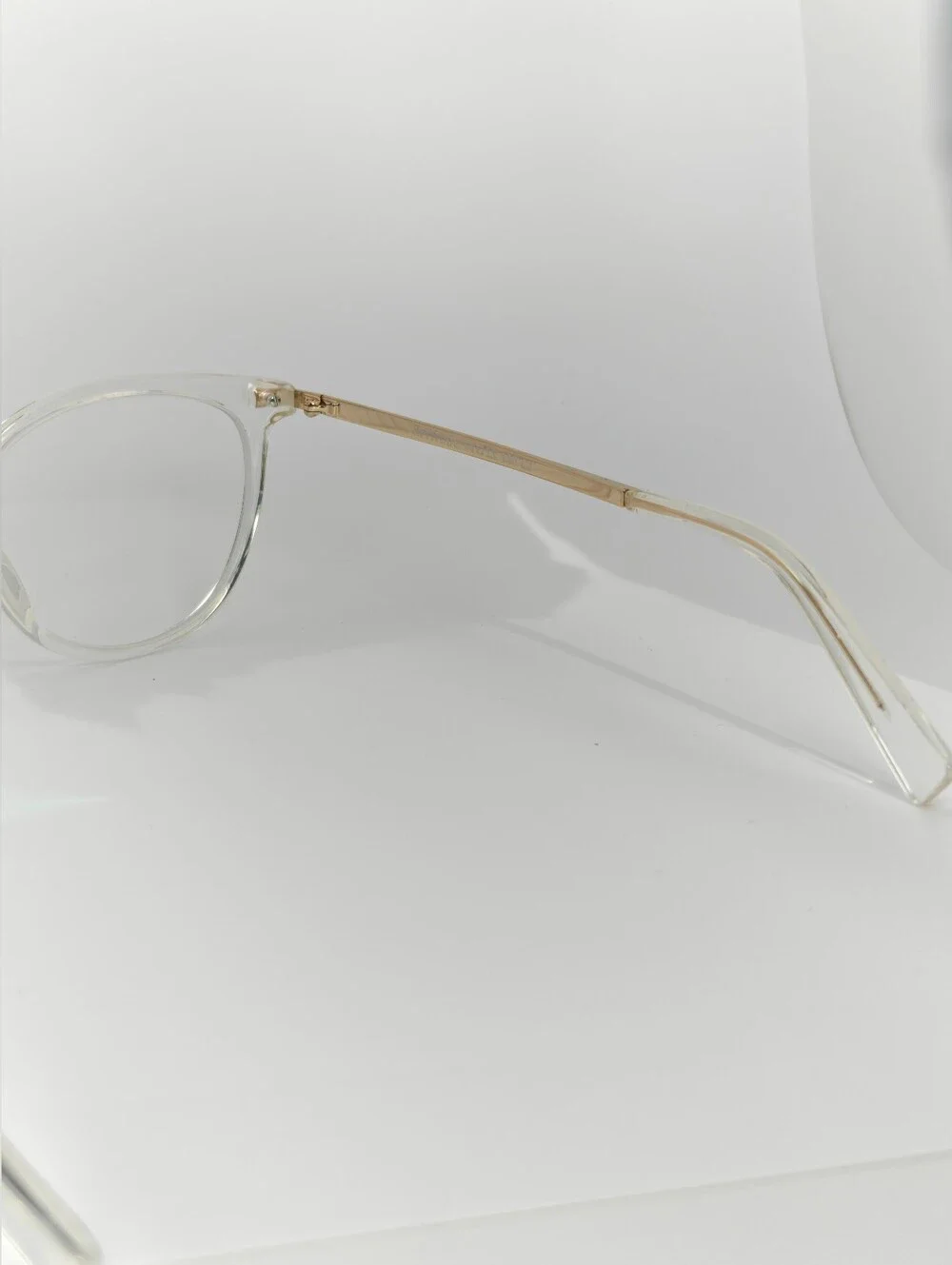 Atitude. Clear Round Frame Gold Temples. Women's Glasses - Transparent