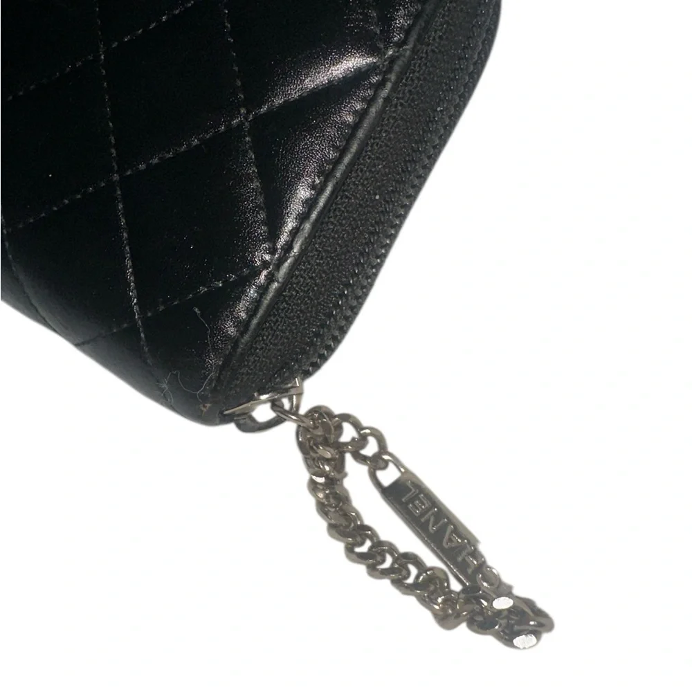 CHANEL quilted wallet