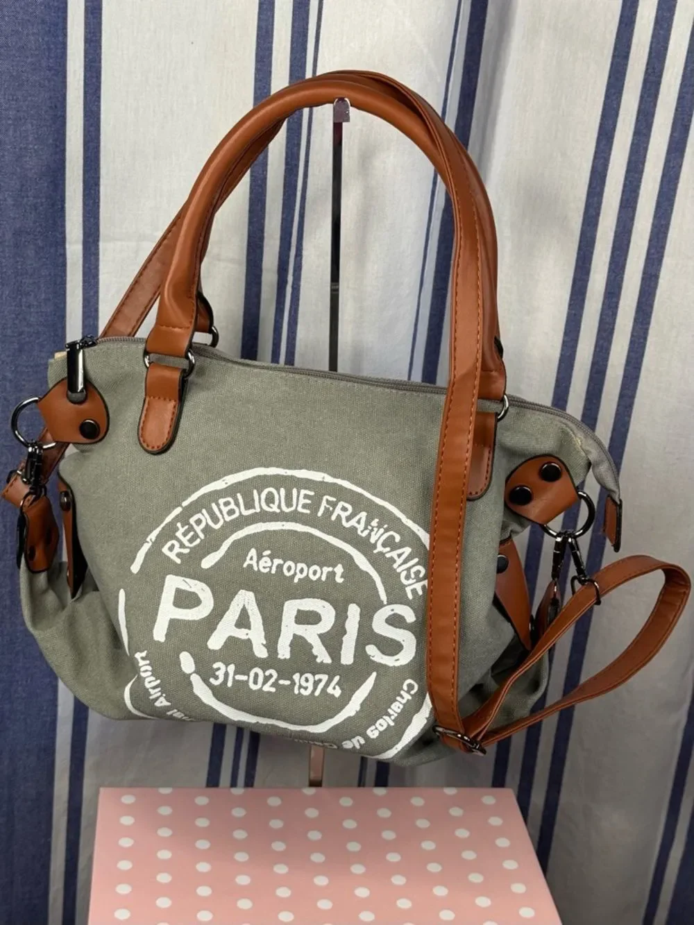 Paris Republique gray canvas