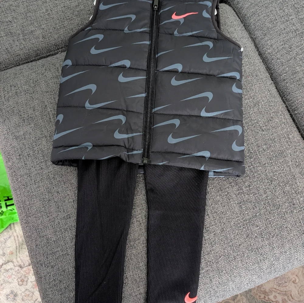 Nike set sleek
