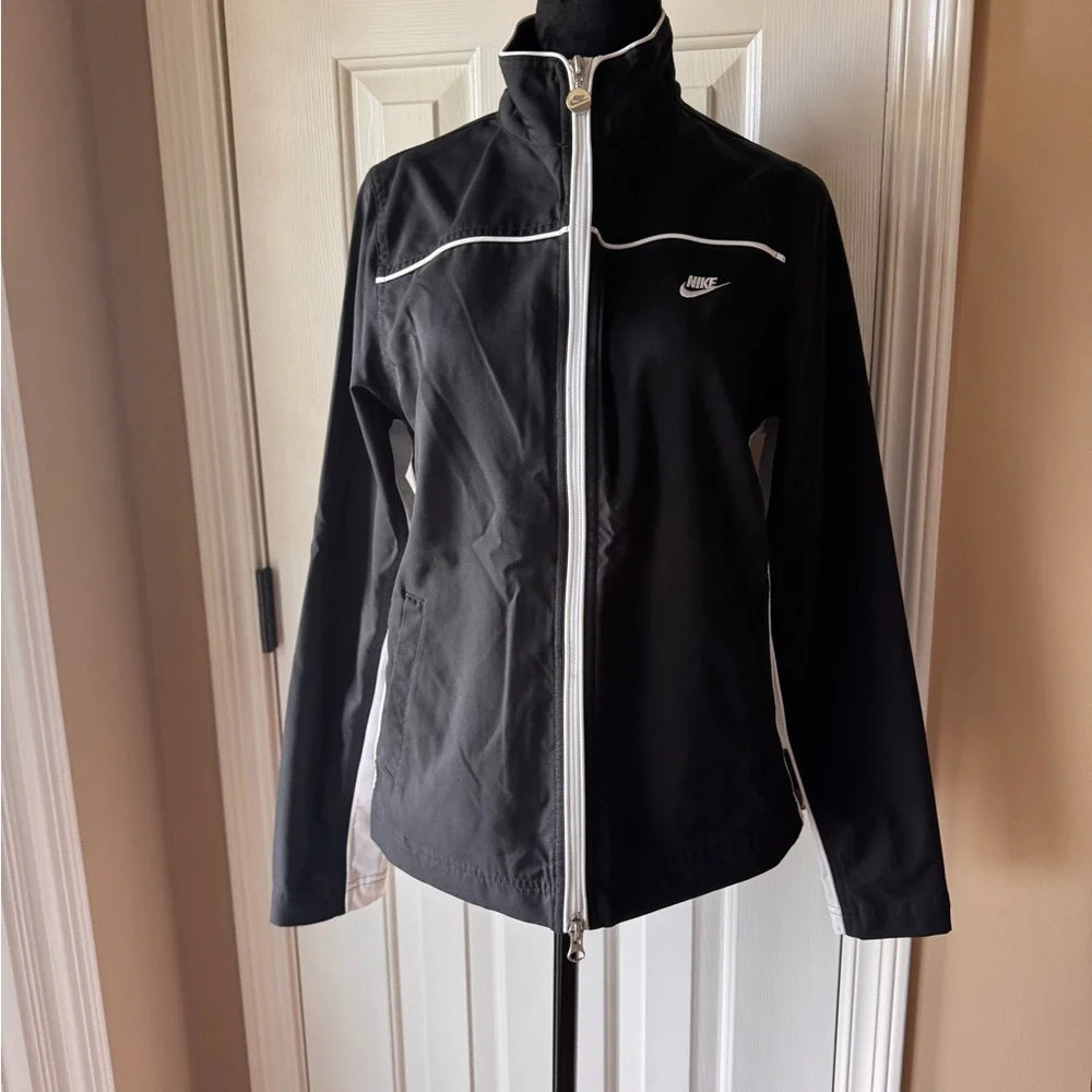 Nike sleek black