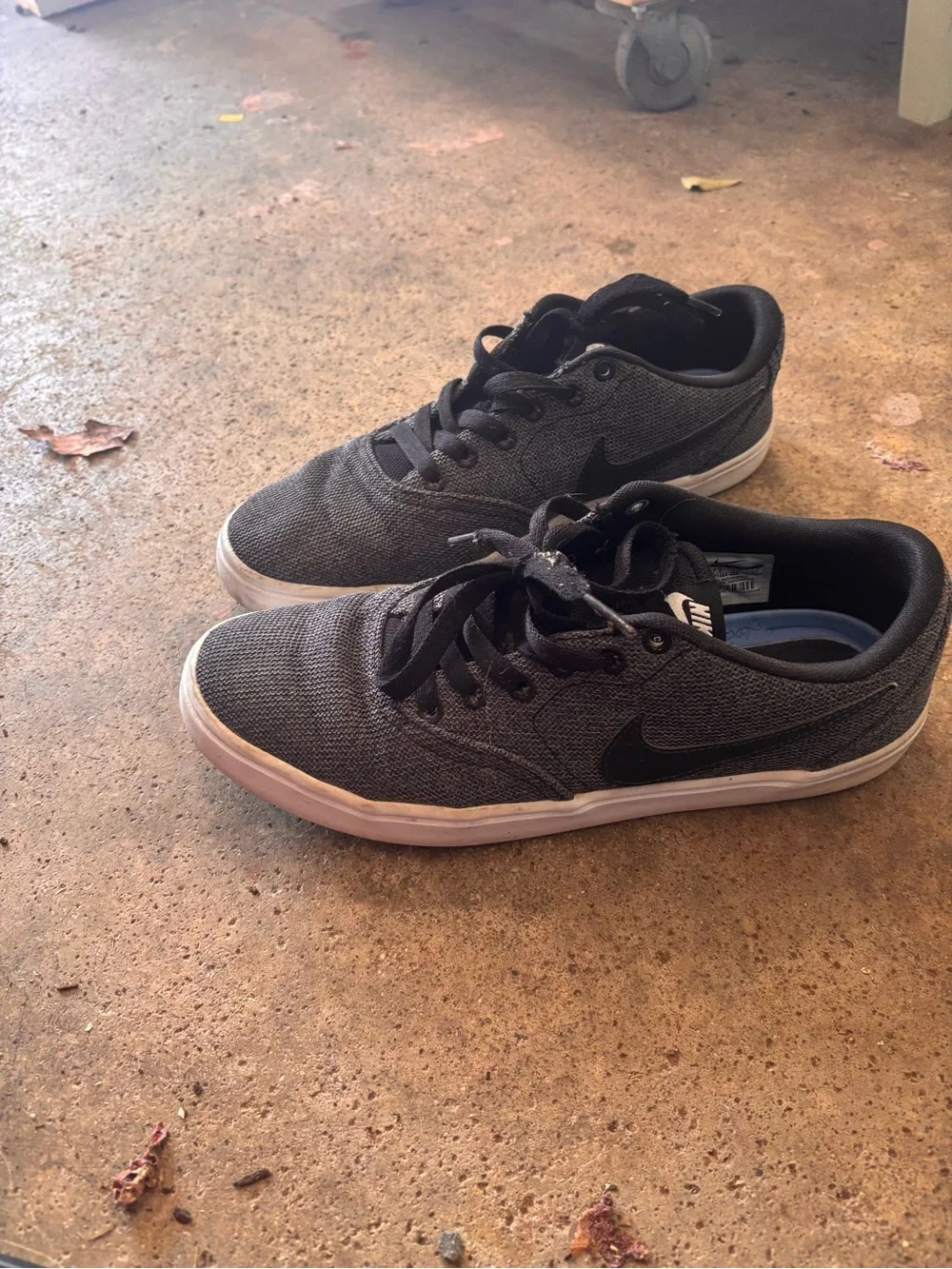Nike black low
