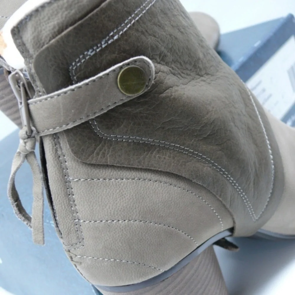 Emu women underfoot size