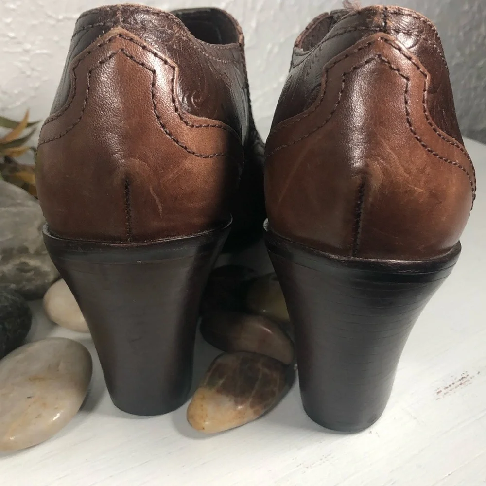Antonio Melani Ankle Bootie Heeled  Embossed Tooled Leather Bendable Size 9 Boot