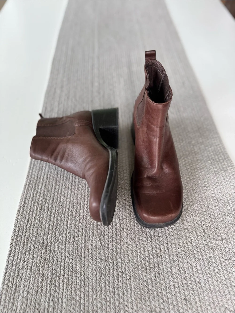 Vintage Clarks Brown Leather Square Toe Lug Sole Chelsea Ankle Boots Sz 7.5