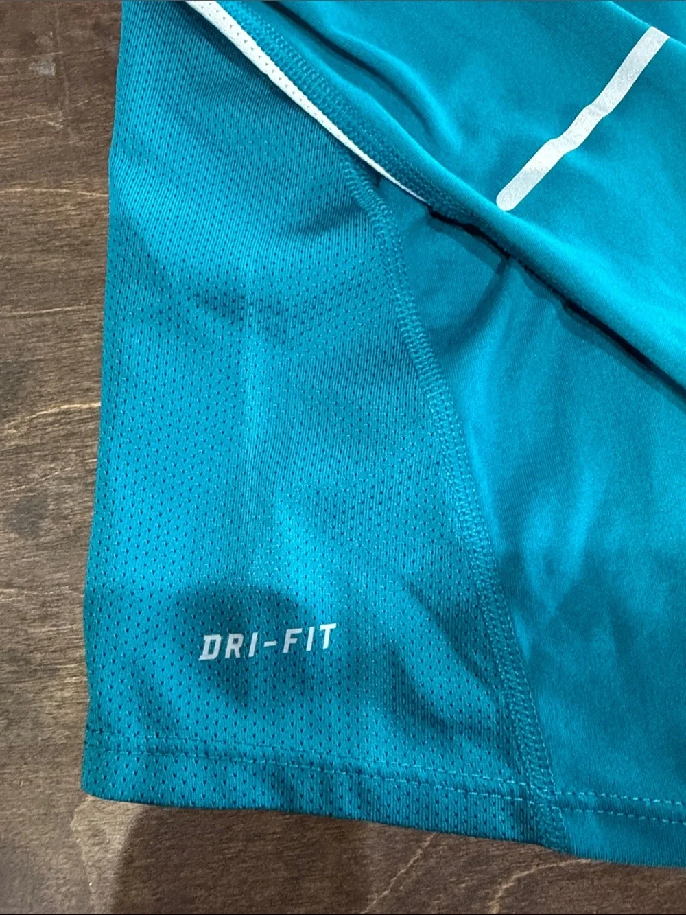 Nike sleeve breathable athletic