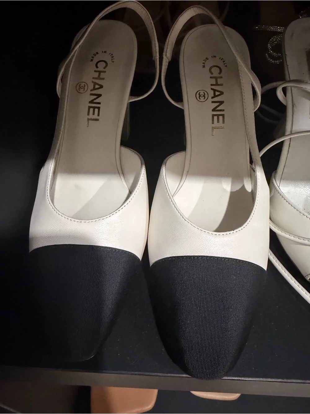 CHANEL elegant slingback