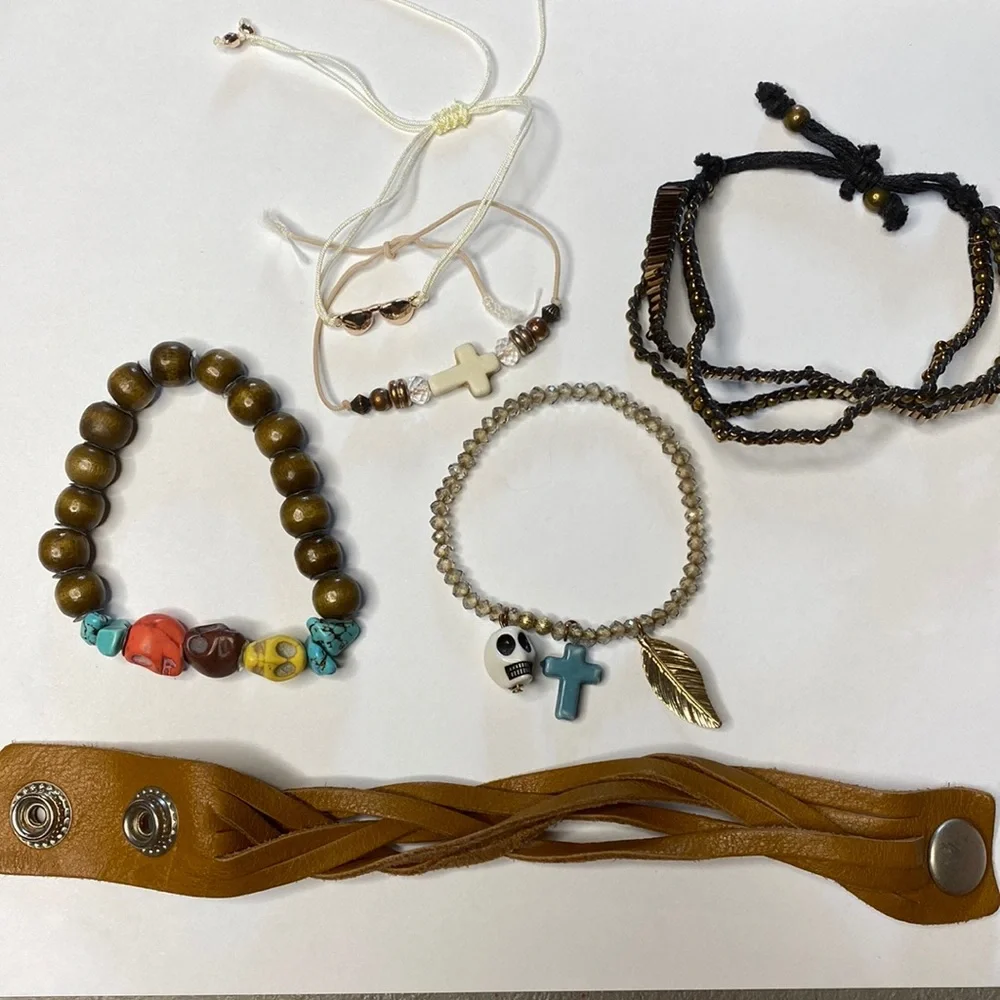 N/A bracelets included