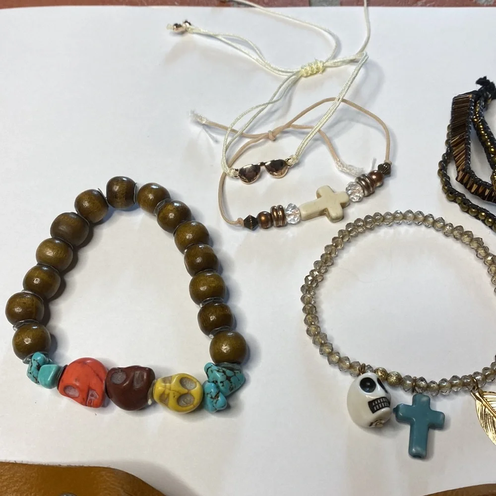 N/A bracelets included