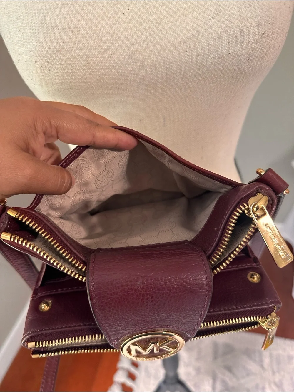 Michael Kors compact pebbled