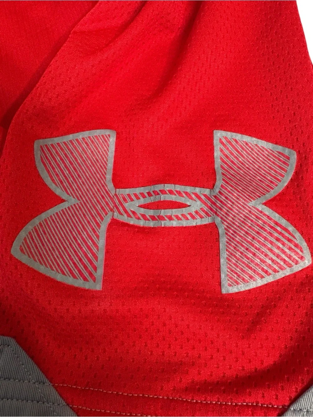 Under Armour Men’s Elastic Waist Basketball Shorts Red and Gray M