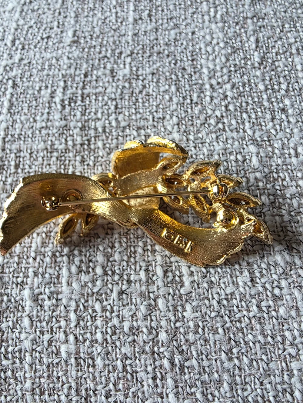 Vintage BSK rhinestone ribbon brooch in Gold-tone