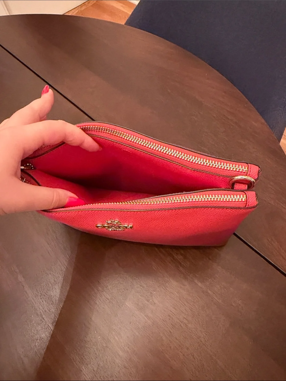 Coach compartment clutch