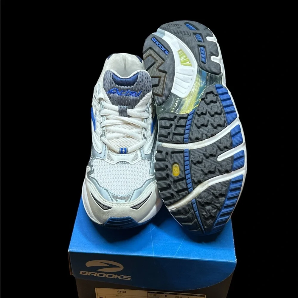 Brooks size wide