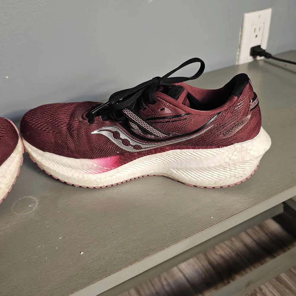 Saucony Women's Triumph 20 running shoes in the sundown rose colorway.‎ Size 7.5