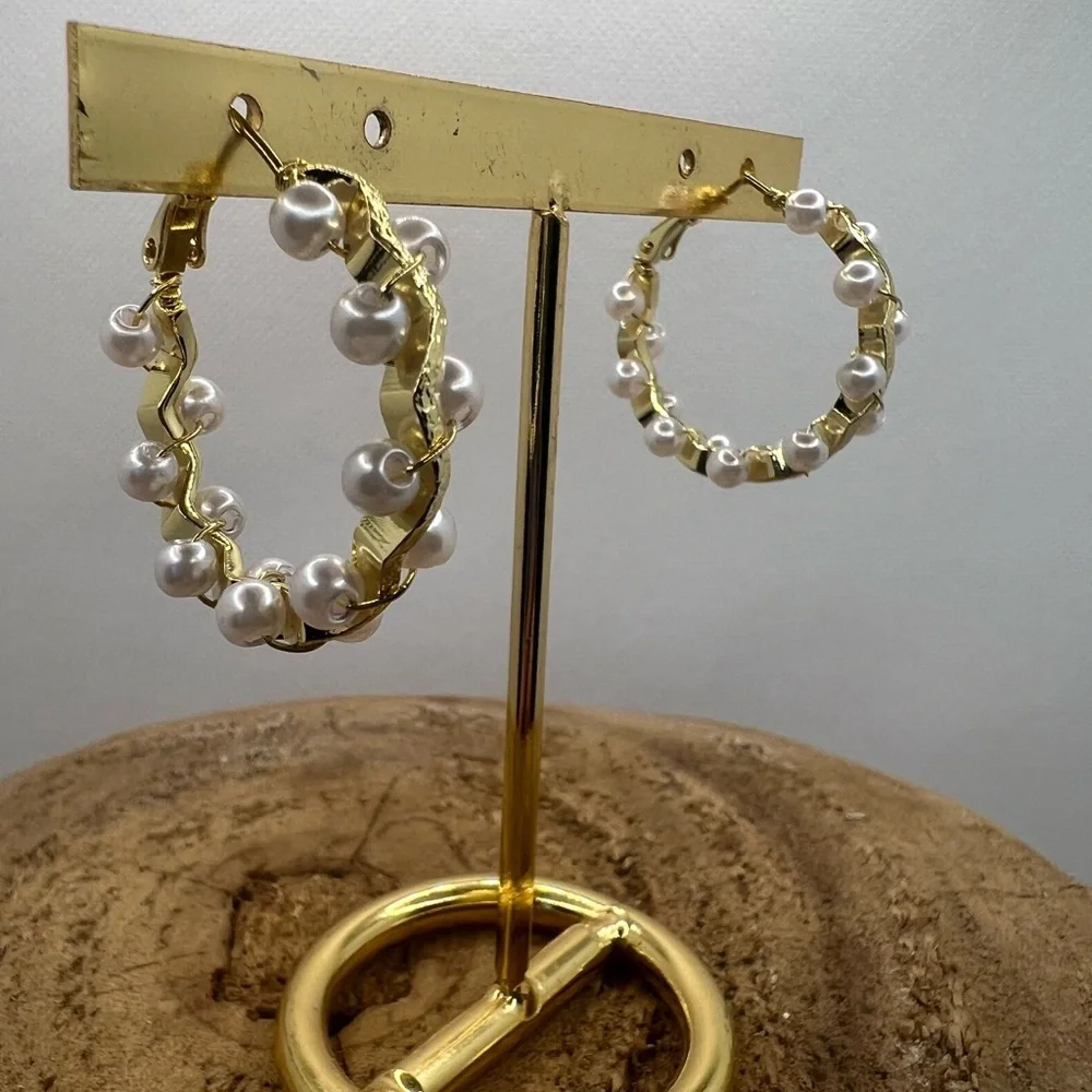 Earrings‎