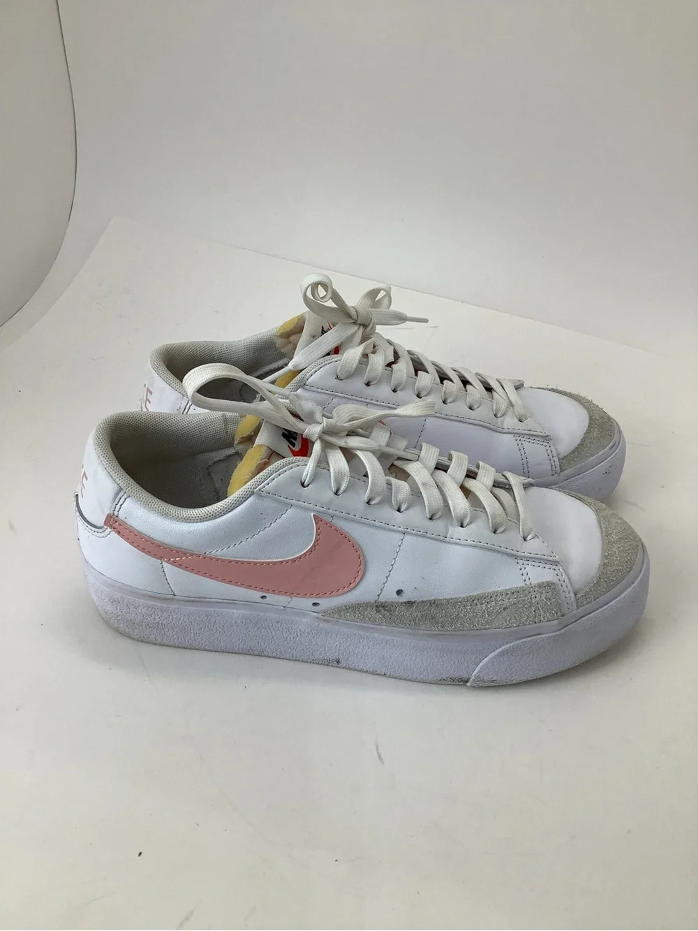 Nike Women's Blazer Low-Top Platform Sneakers with Pink‎ Swoosh size 8.5
