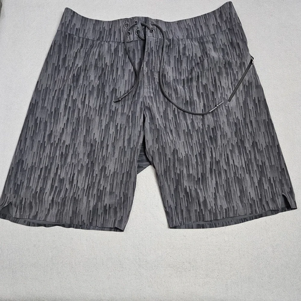 Lululemon Board Shorts Men's 36 Swim Trunks Unlined No Mesh Gray‎ Striped