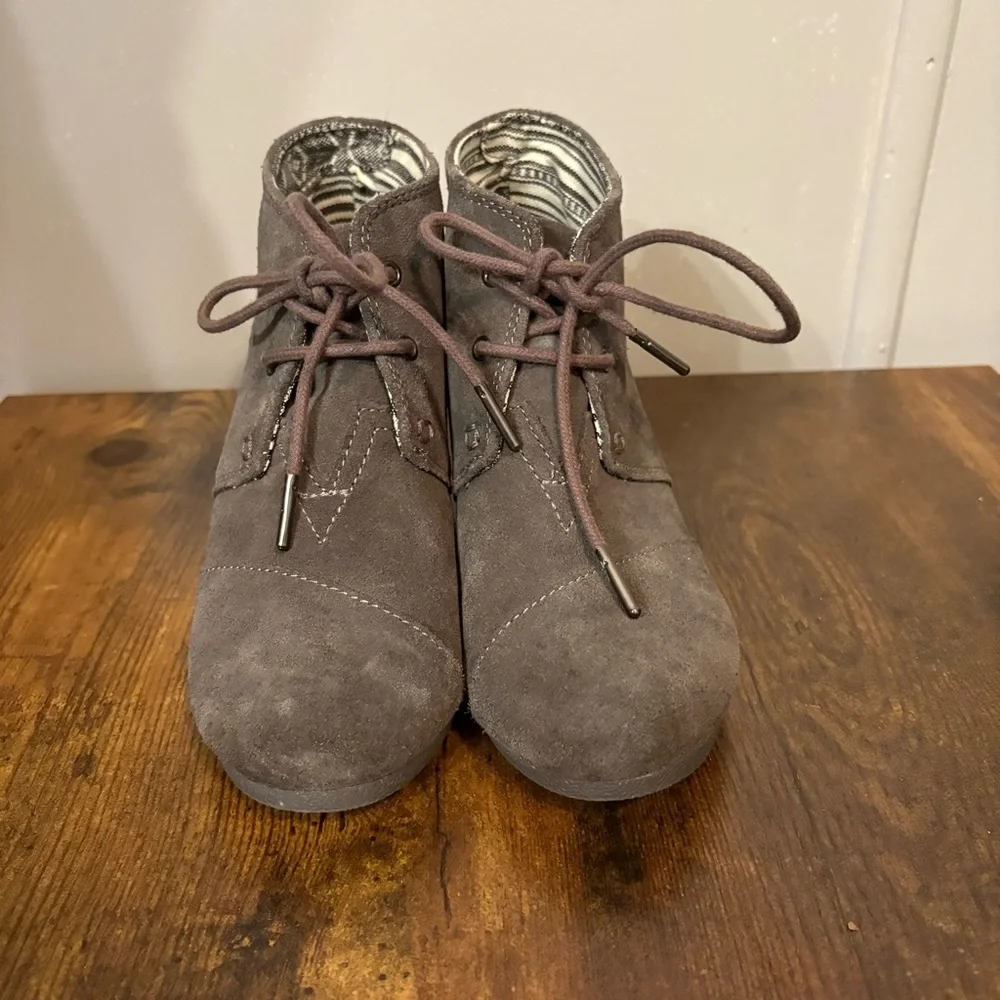 Toms dark grey