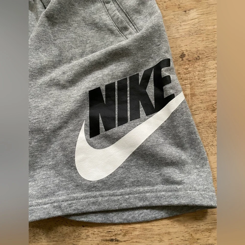 Nike SW‎ Big Kids’ Sz M Dk. Heather Gray Club Fleece Shorts