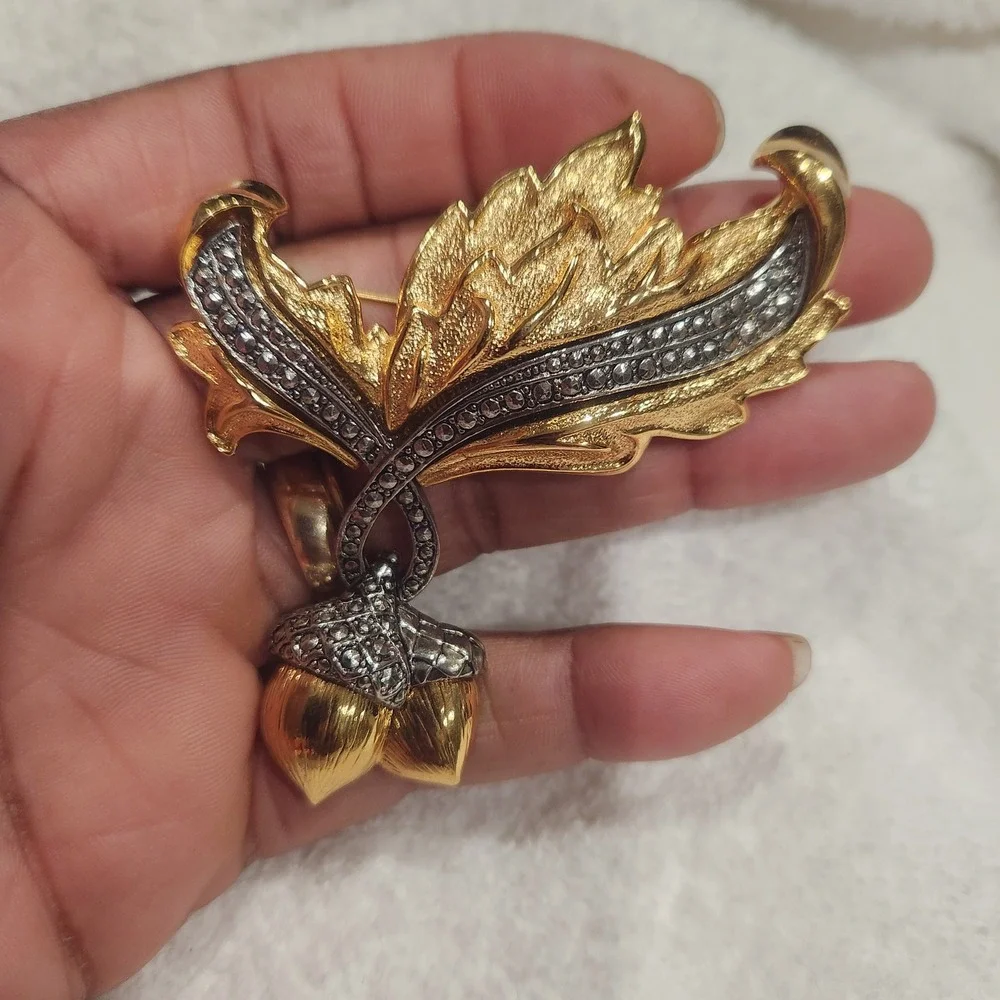 Avon Fashions point intricate clasp