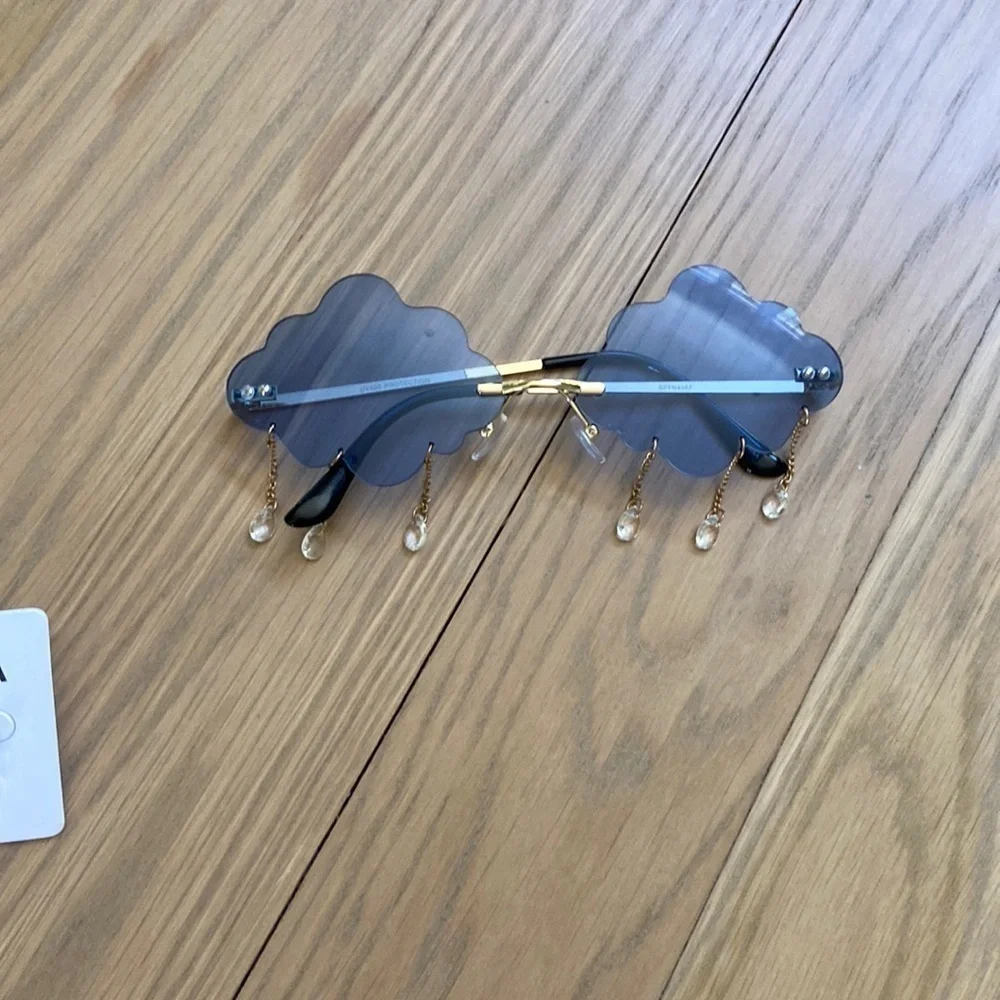 Fashion Nova comes earrings