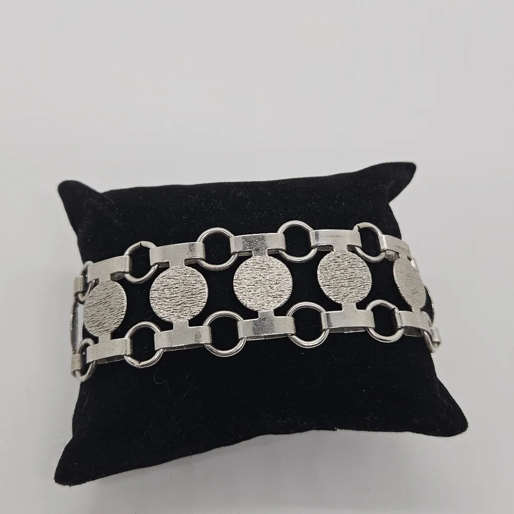Sarah Coventry silver tone textured circle chain bracelet