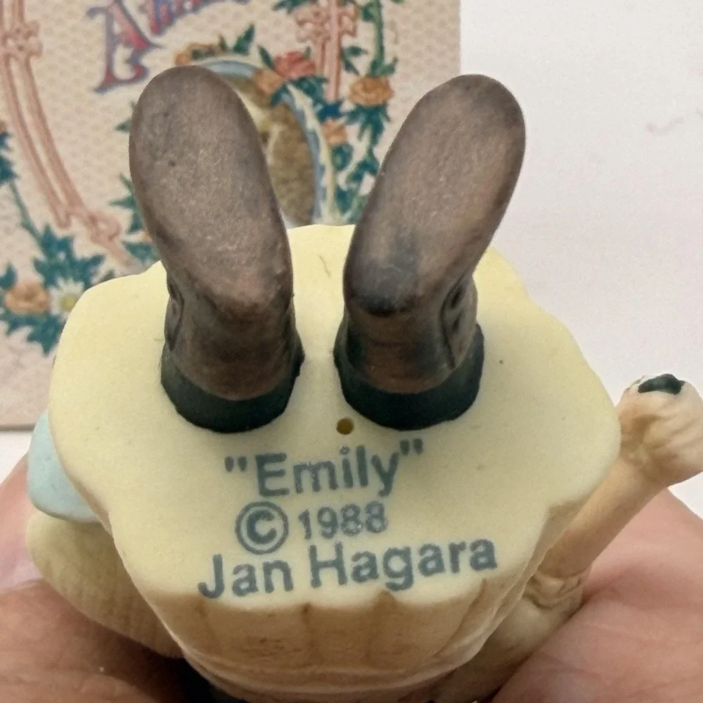 Emily Rose depicts hagara photos