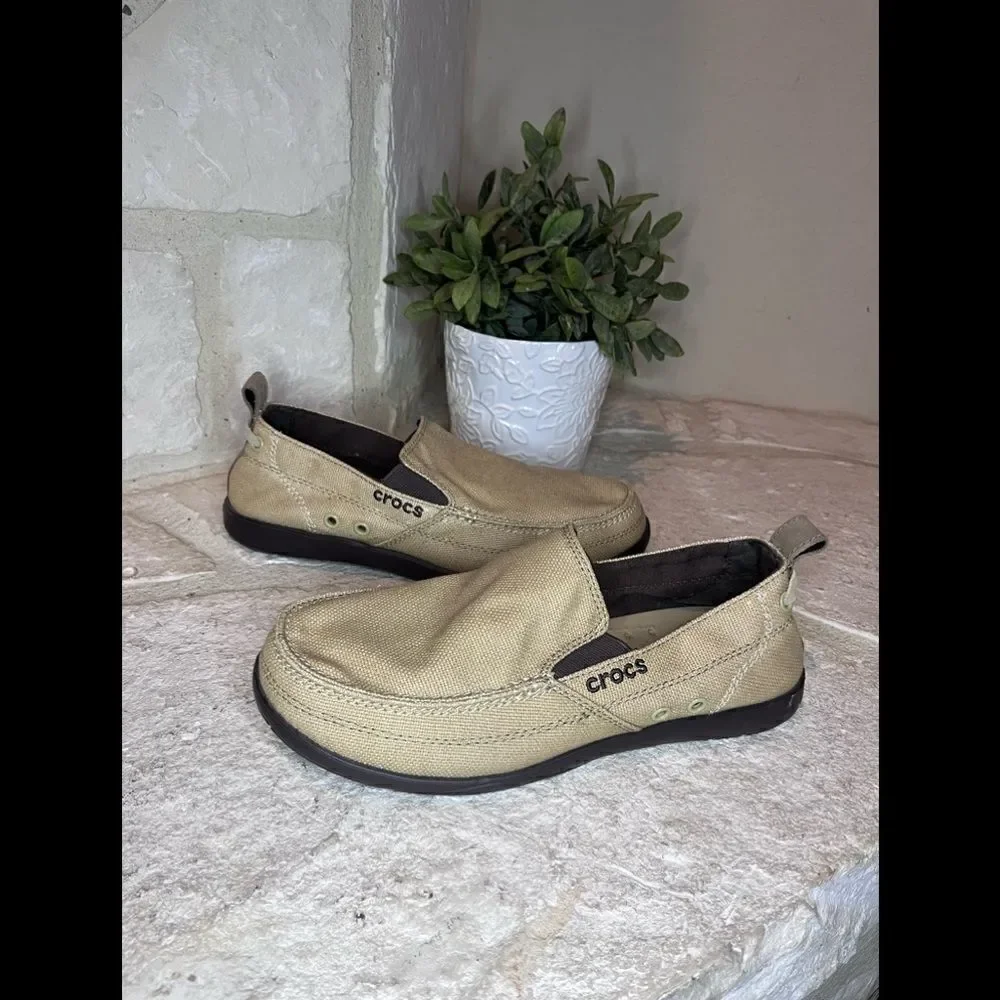 Crocs Walu Tan Slip On canvas Loafers sz 7