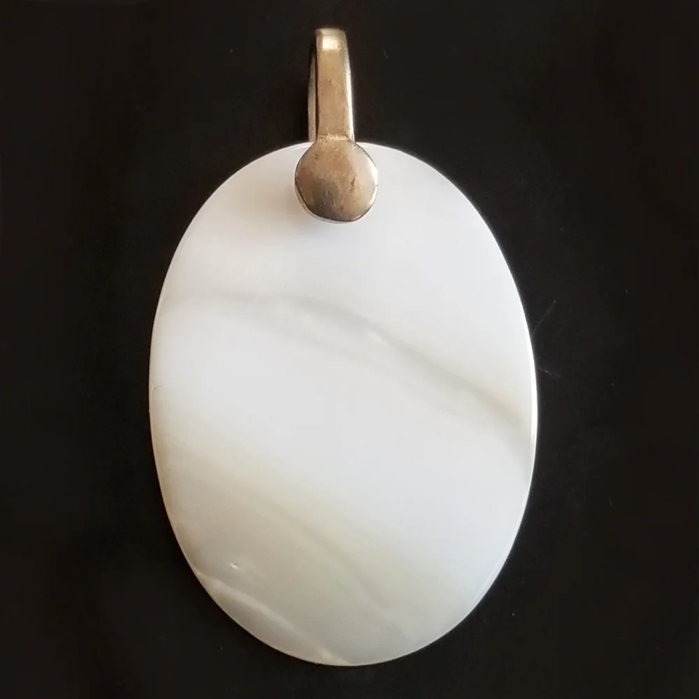 Vintage seashell pendant mother of pearl off white gold tone beach sea shell