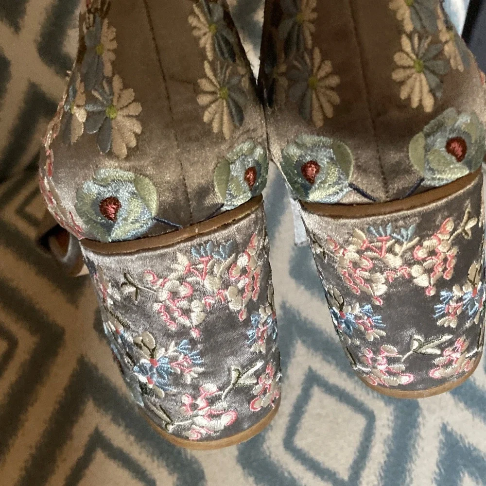 Steve Madden suede open